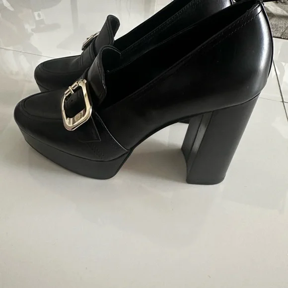 Vince Camuto Black Leather Platform Loafers with Elegant Buckle - Picture 4 of 6